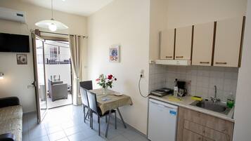 Réfrigérateur, plaque de cuisson, cafetière/bouilloire