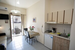 Fridge, stovetop, coffee/tea maker, electric kettle - Apartment In A Hotel "Rania Studio No 8" with Sea View, Shared Terrace & Wi-Fi (?e?s???s??)