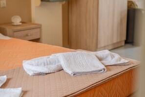 2 bedrooms, iron/ironing board, free WiFi, bed sheets - Apartment In A Hotel "Rania Studio No 8" with Sea View, Shared Terrace & Wi-Fi (?e?s???s??)