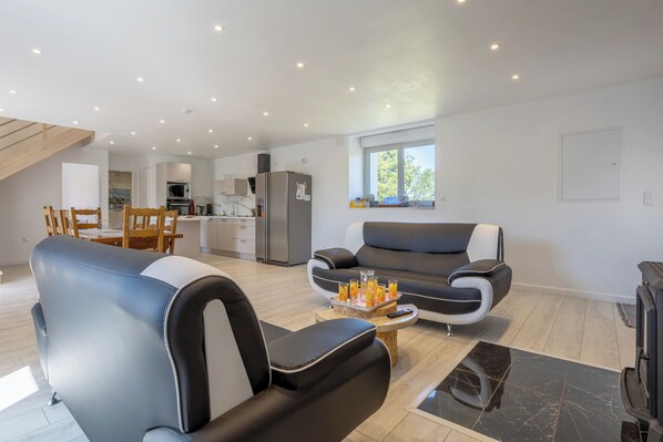 TV, fireplace - Holiday Home 'Chez Lili' with Shared Indoor Pool (Meslan)