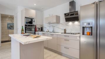 Frigorífico, microondas, horno y placa de cocina