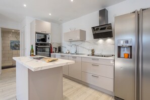 Fridge, microwave, oven, stovetop - Holiday Home 'Chez Lili' with Shared Indoor Pool (Meslan)