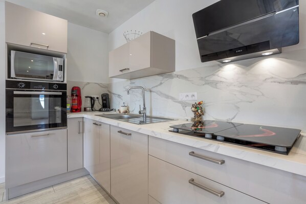 Een koelkast, een magnetron, een oven, een kookplaat