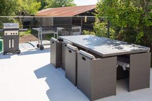 Outdoor dining - Holiday Home 'Chez Lili' with Shared Indoor Pool (Meslan)