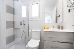 Douche, sèche-cheveux, serviettes fournies