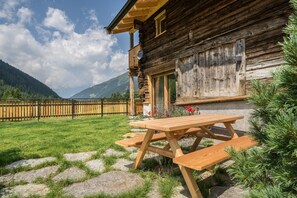 Outdoor dining - Chalet 'Zu Wosser' with Mountain Views, Private Terrace and Garden (San Leonardo in Passiria)