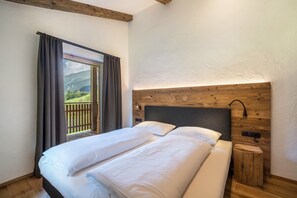 2 bedrooms, free WiFi, bed sheets - Chalet 'Zu Wosser' with Mountain Views, Private Terrace and Garden (San Leonardo in Passiria)