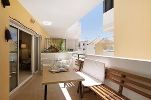 Outdoor dining - Apartment 'Royal Cabanas Beach 145' with Shared Pool, Shared Garden and Air Conditioning (Cabanas de Tavira)