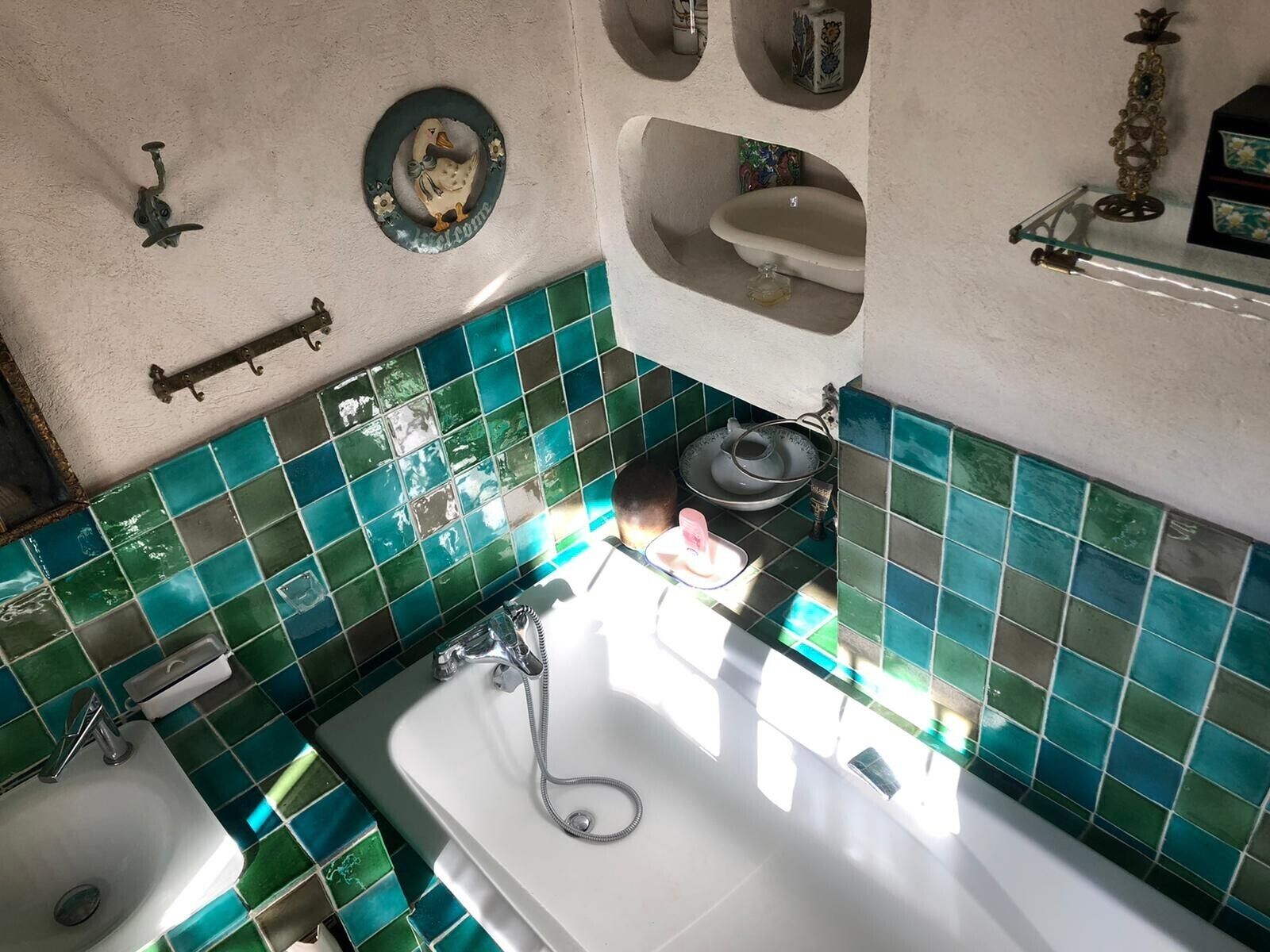 Een badkamer met een wastafel, een bad en een douche.