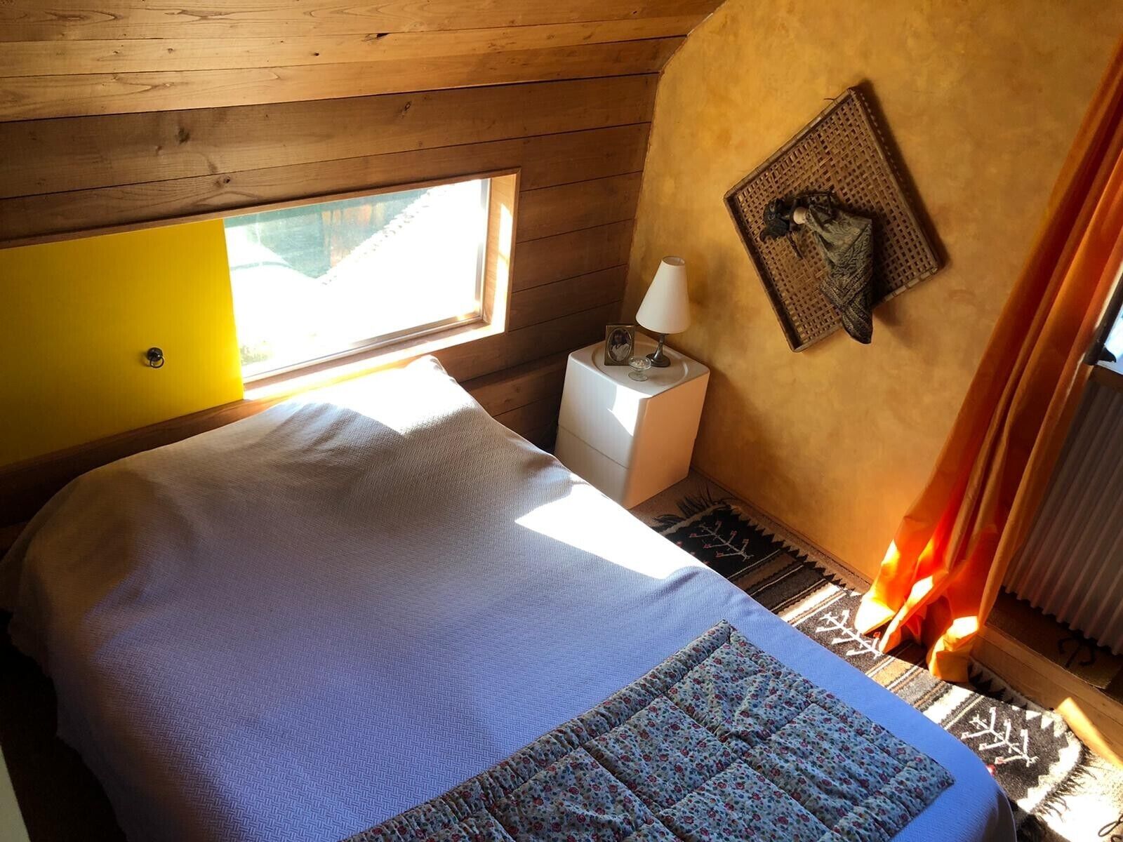 6 quartos, ferros/tábuas de passar roupa, roupa de cama