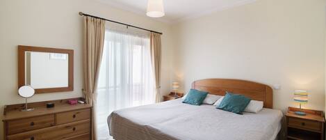 1 bedroom, bed sheets