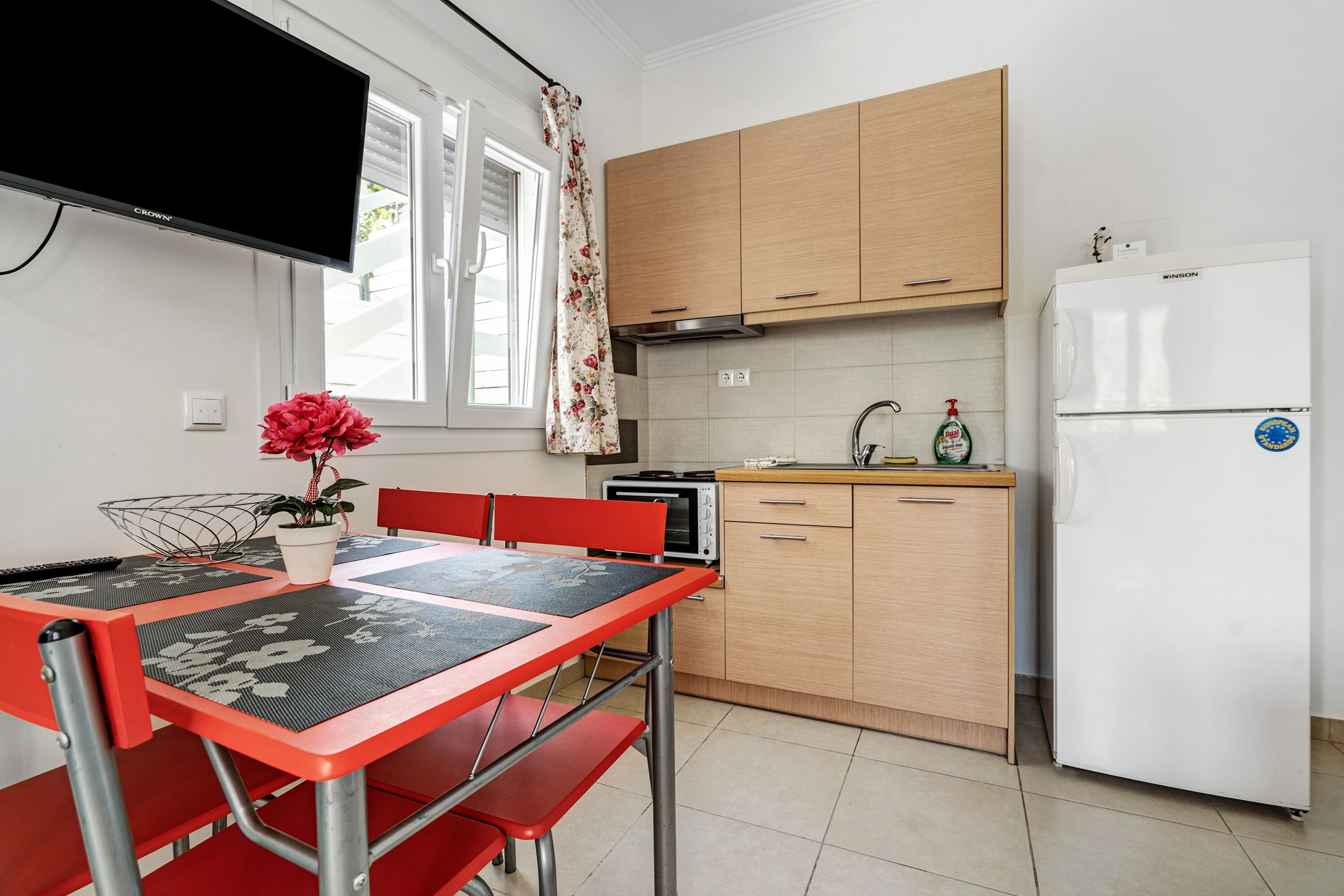 Refrigerador, parrilla de estufa, tetera eléctrica y periquera 