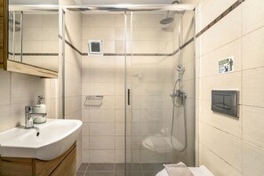 Suihku, hiustenkuivaaja, pyyhkeet