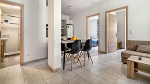 Un appartamento moderno con zona pranzo, cucina e soggiorno.