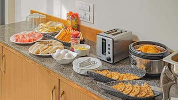 Café da manhã com buffet grátis todos os dias