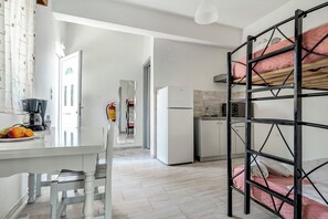 Fridge, oven, stovetop, cookware/dishes/utensils