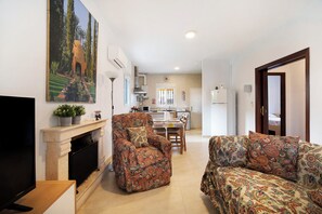 TV, fireplace - Holiday Home 'Andalucia 13' with Private Pool, Wi-Fi and Air Conditioning (Chiclana de la frontera)