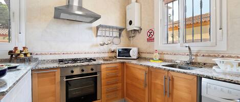 Frigorífic, microones, forn i placa de cuina