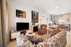 TV, fireplace - Holiday Home 'Andalucia 13' with Private Pool, Wi-Fi and Air Conditioning (Chiclana de la frontera)