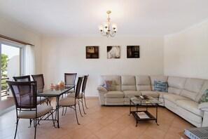 TV - Apartment 'Quinta Gomeira 120' with Shared Pool, Wi-Fi and Air Conditioning (Cabanas de Tavira)
