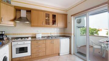 Een koelkast, een magnetron, een oven, een kookplaat