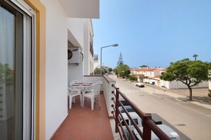 Outdoor dining - Apartment 'Quinta Gomeira 120' with Shared Pool, Wi-Fi and Air Conditioning (Cabanas de Tavira)