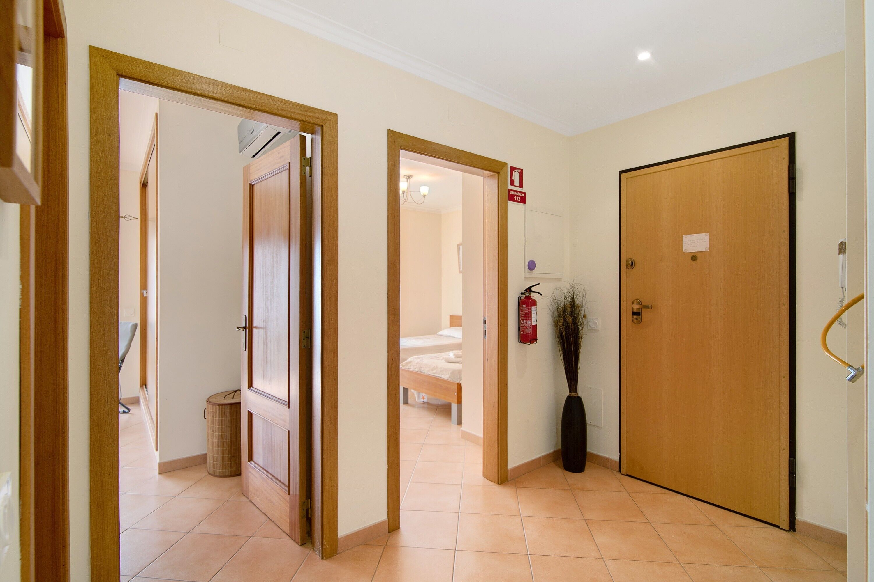 2 室のベッドルーム、WiFi (無料)、ベッドシーツ