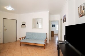 TV - Apartment 'Quinta Gomeira 74' with Sea View, Shared Pool and Air Conditioning (Cabanas de Tavira)