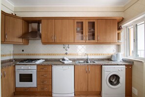 Fridge, microwave, oven, stovetop - Apartment 'Quinta Gomeira 74' with Sea View, Shared Pool and Air Conditioning (Cabanas de Tavira)