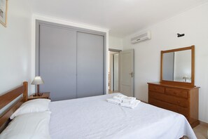 2 bedrooms, bed sheets - Apartment 'Quinta Gomeira 74' with Sea View, Shared Pool and Air Conditioning (Cabanas de Tavira)