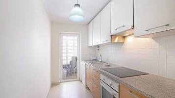 Frigorífico, microondas, horno y placa de cocina