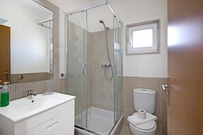 Shower, towels - Holiday Apartment "Royal Cabanas Golf 89" with Sea View, Shared Pool & Private Terrace (Cabanas de Tavira)