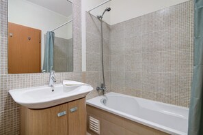 Shower, towels - Holiday Apartment "Royal Cabanas Golf 87" with Sea View, Shared Pool & Private Terrace (Cabanas de Tavira)