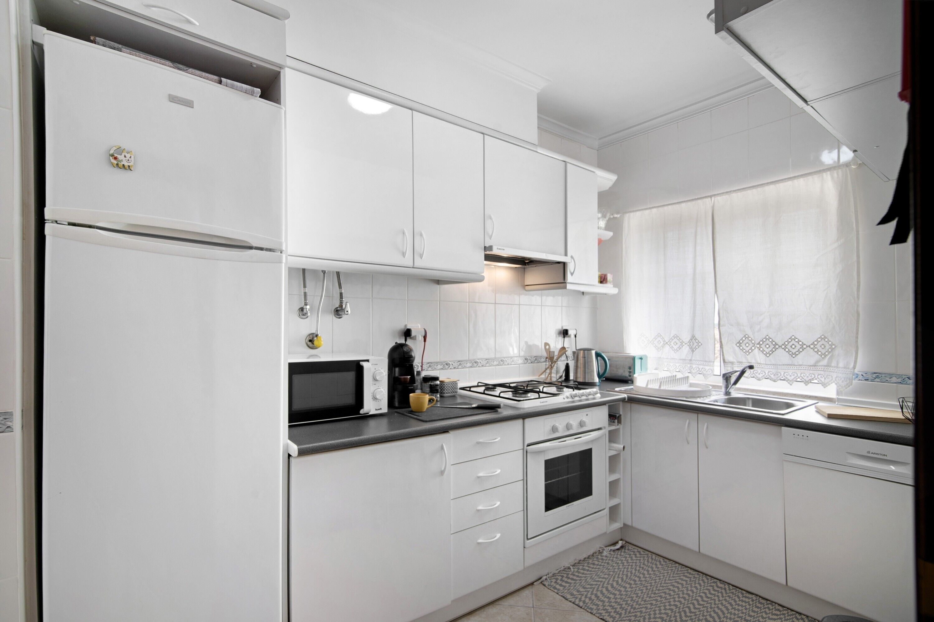 Kylskåp, mikrovågsugn, ugn och spishäll