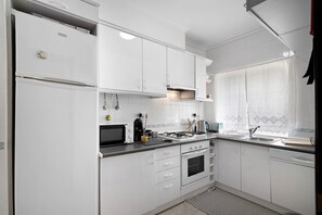 Geladeira, micro-ondas, fogão, cooktop