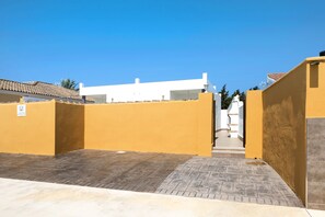 Property grounds - Holiday Home 'Casa Cala Del Aceite 1' with Private Pool, Private Terrace and Wi-Fi (Conil de la Frontera)