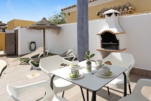 Outdoor dining - Holiday Home 'Casa Cala Del Aceite 1' with Private Pool, Private Terrace and Wi-Fi (Conil de la Frontera)