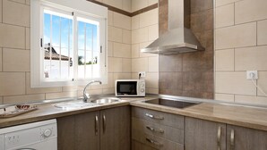 A kitchen with a microwave, sink, and dishwasher. - Holiday Home 'Casa Cala Del Aceite 2' with Private Pool, Private Terrace and Wi-Fi (Conil de la Frontera)