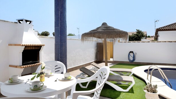 A rooftop pool area with a grill, chairs, and a thatched umbrella. - Holiday Home 'Casa Cala Del Aceite 2' with Private Pool, Private Terrace and Wi-Fi (Conil de la Frontera)