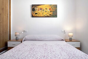 4 slaapkamers, een strijkplank/strijkijzer, gratis wifi, beddengoed