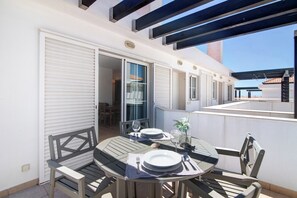 Outdoor dining - Holiday Apartment 'Formosa Bay 144' with Sea View, Private Terrace & A/C (Cabanas de Tavira)