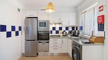 Een koelkast, een magnetron, een oven, een kookplaat