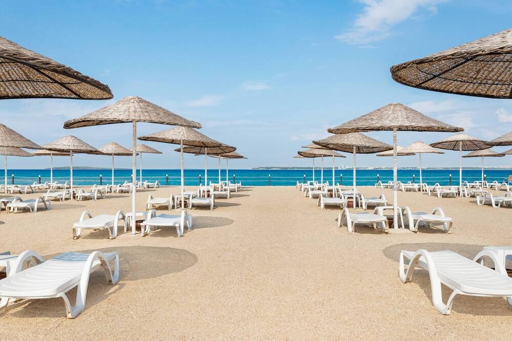 Kum plaja sahip, çocuklar için mini club ve kaydıraklı havuzu mevcut\n\n\n