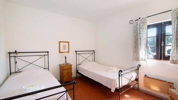 1 bedroom, bed sheets