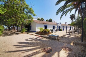 Outdoor dining - Vacation Home 'Quinta Velha Village 134" with Balcony, Shared Pool & A/C (Cabanas de Tavira)