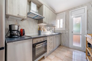 Réfrigérateur, micro-ondes, plaque de cuisson, lave-vaisselle