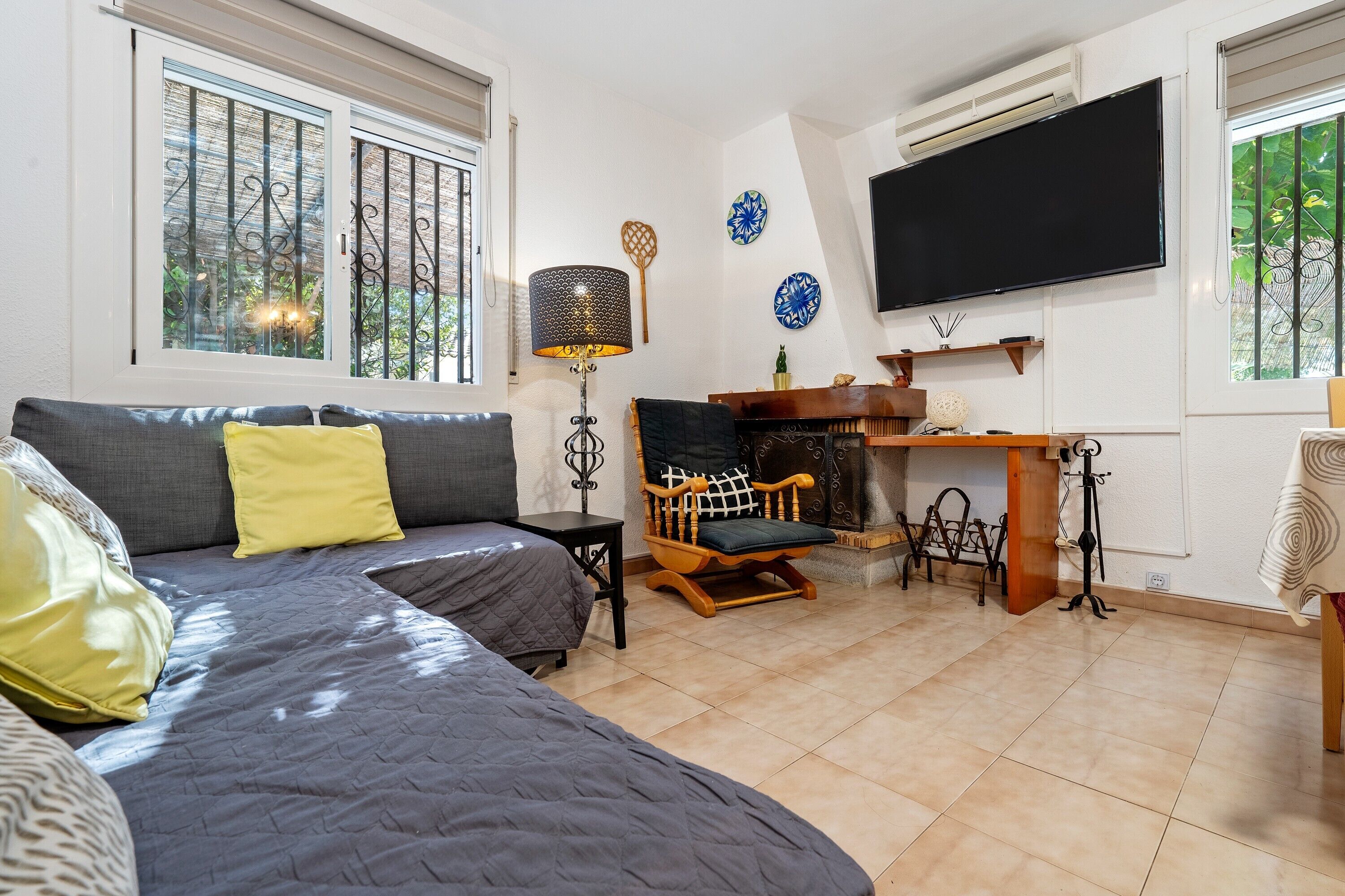 Télévision, cheminée, table de tennis de table