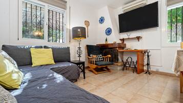 Télévision, cheminée, table de tennis de table