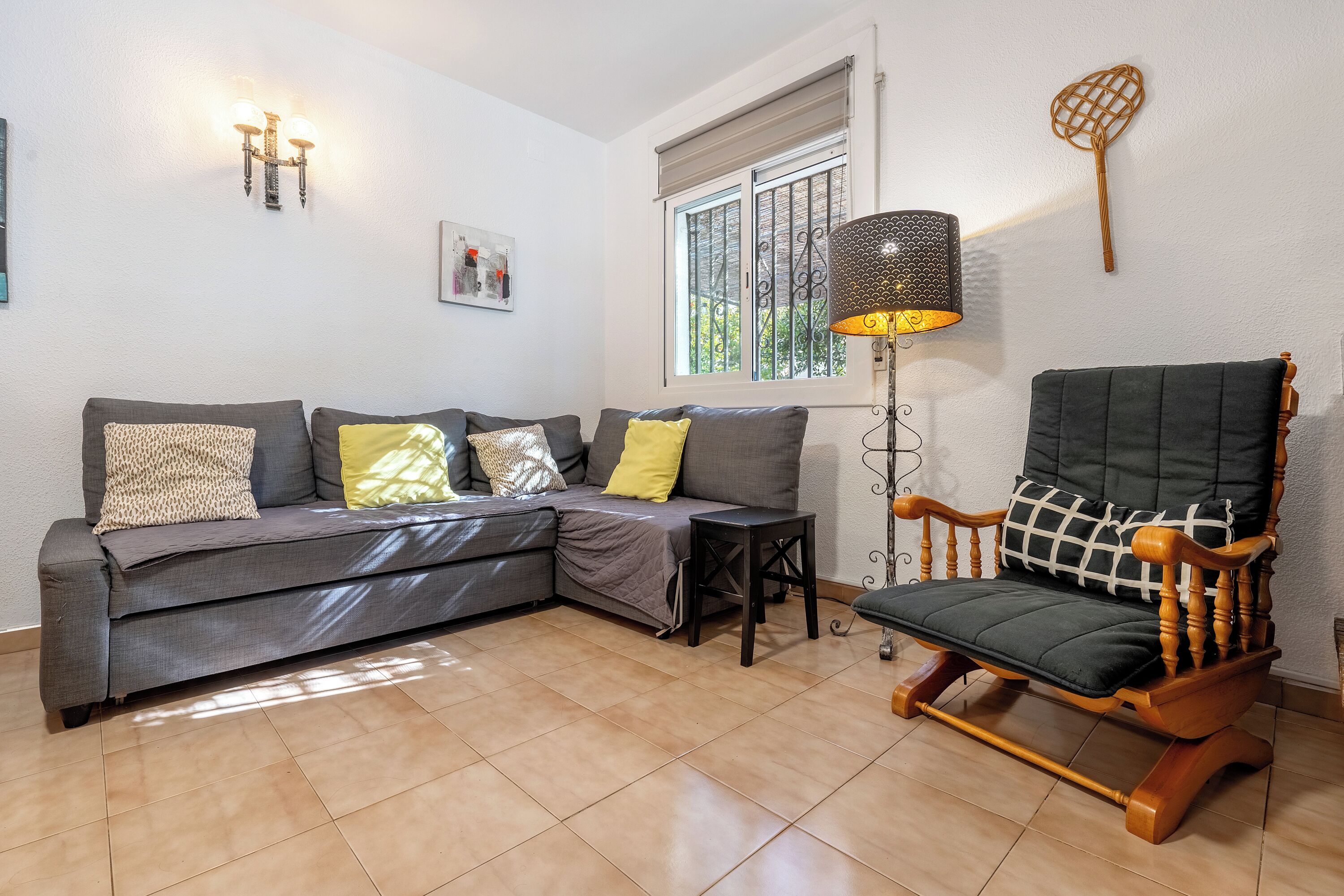 Een televisie, een open haard en een tafeltennistafel