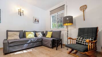 Een televisie, een open haard en een tafeltennistafel